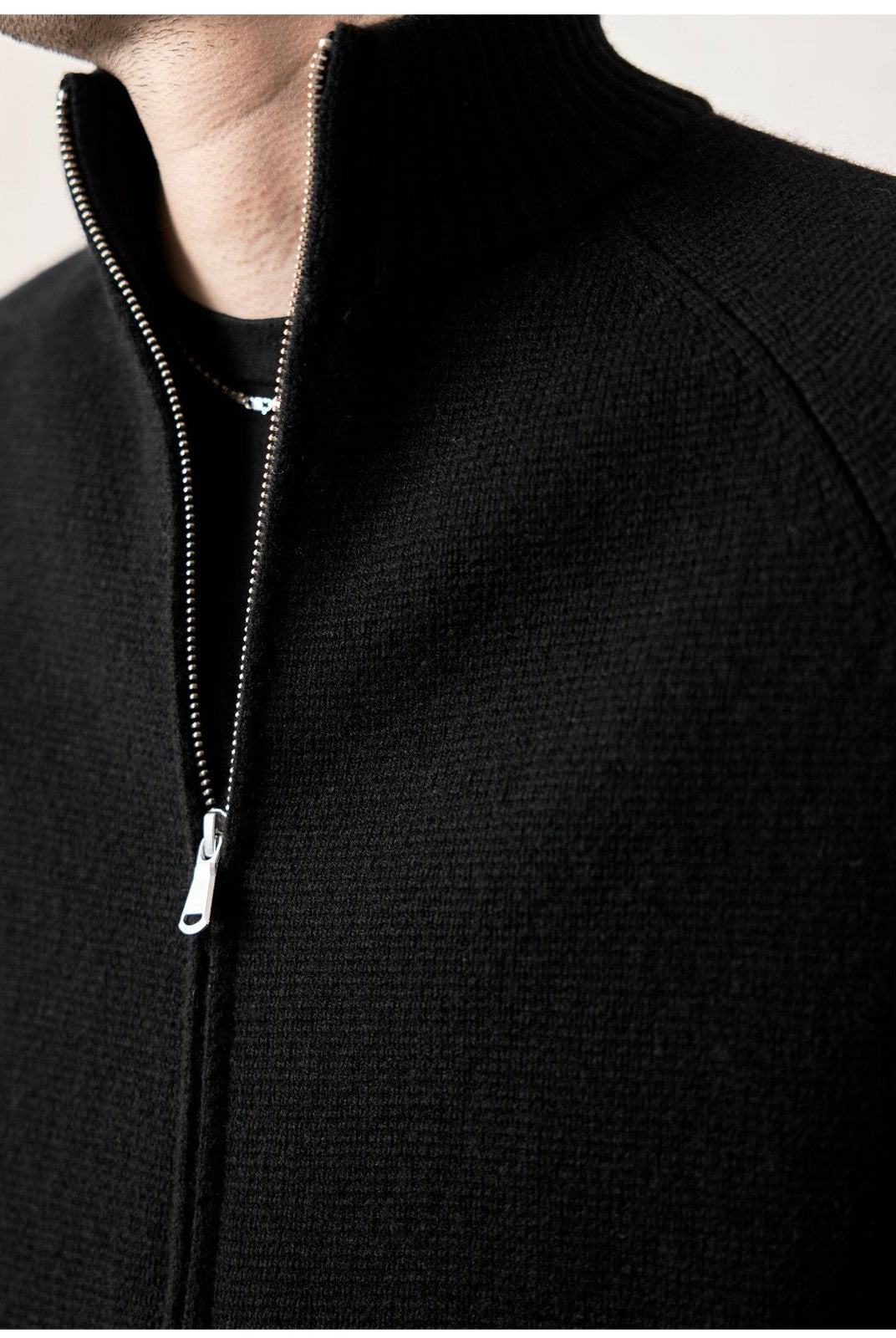 Roolrren Homme 100 Wool Stand Collar Zip Cardigan in Black - Detail