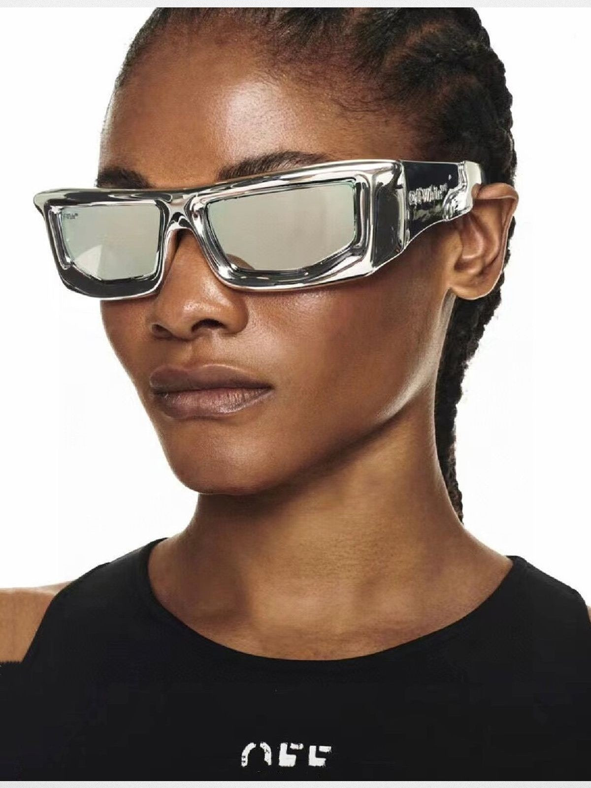 FUTURE UPDATE Chunky Y2K Square Sunglasses in Gray - On Female Model