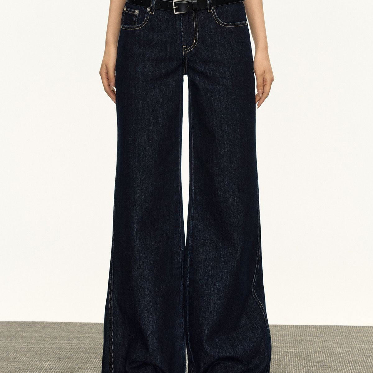 ARISEISM Low Rise Wide Leg Floor Length Jeans in Denim - On Model