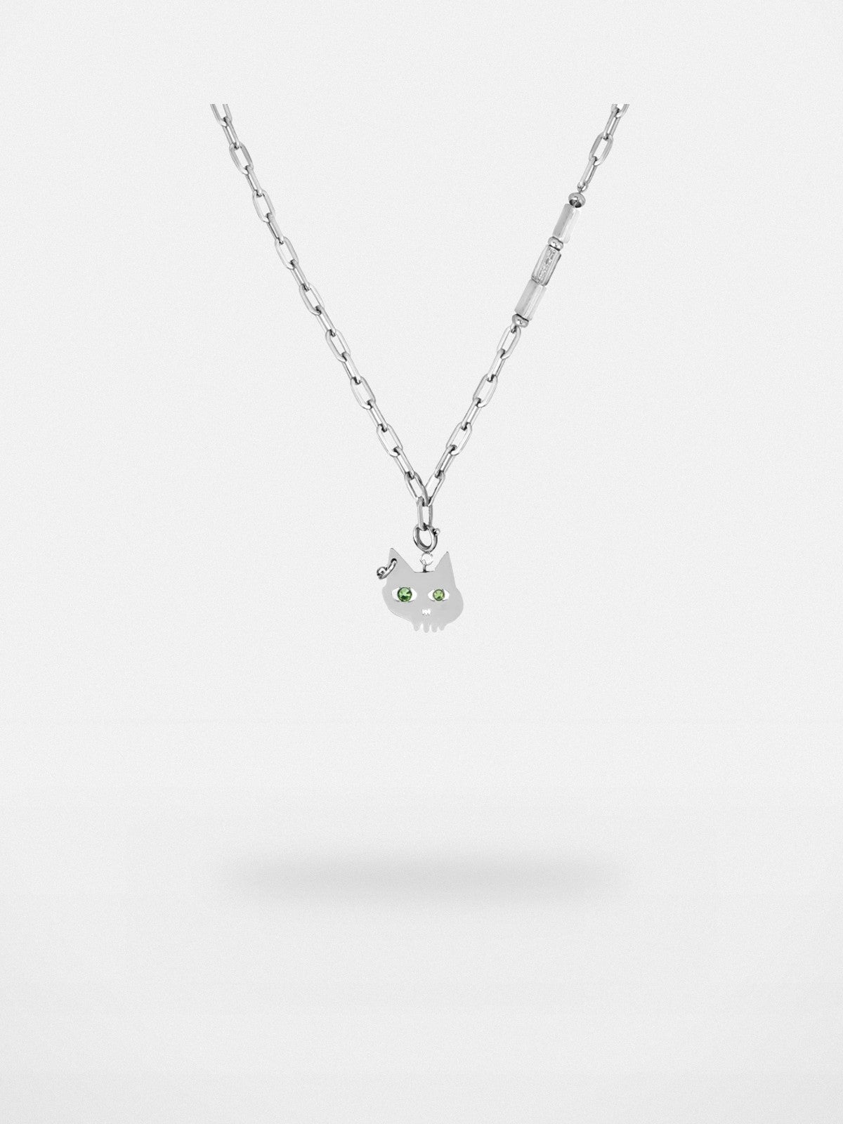 BLACKHEAD Green Eyed Cat Pendant Necklace in Gray