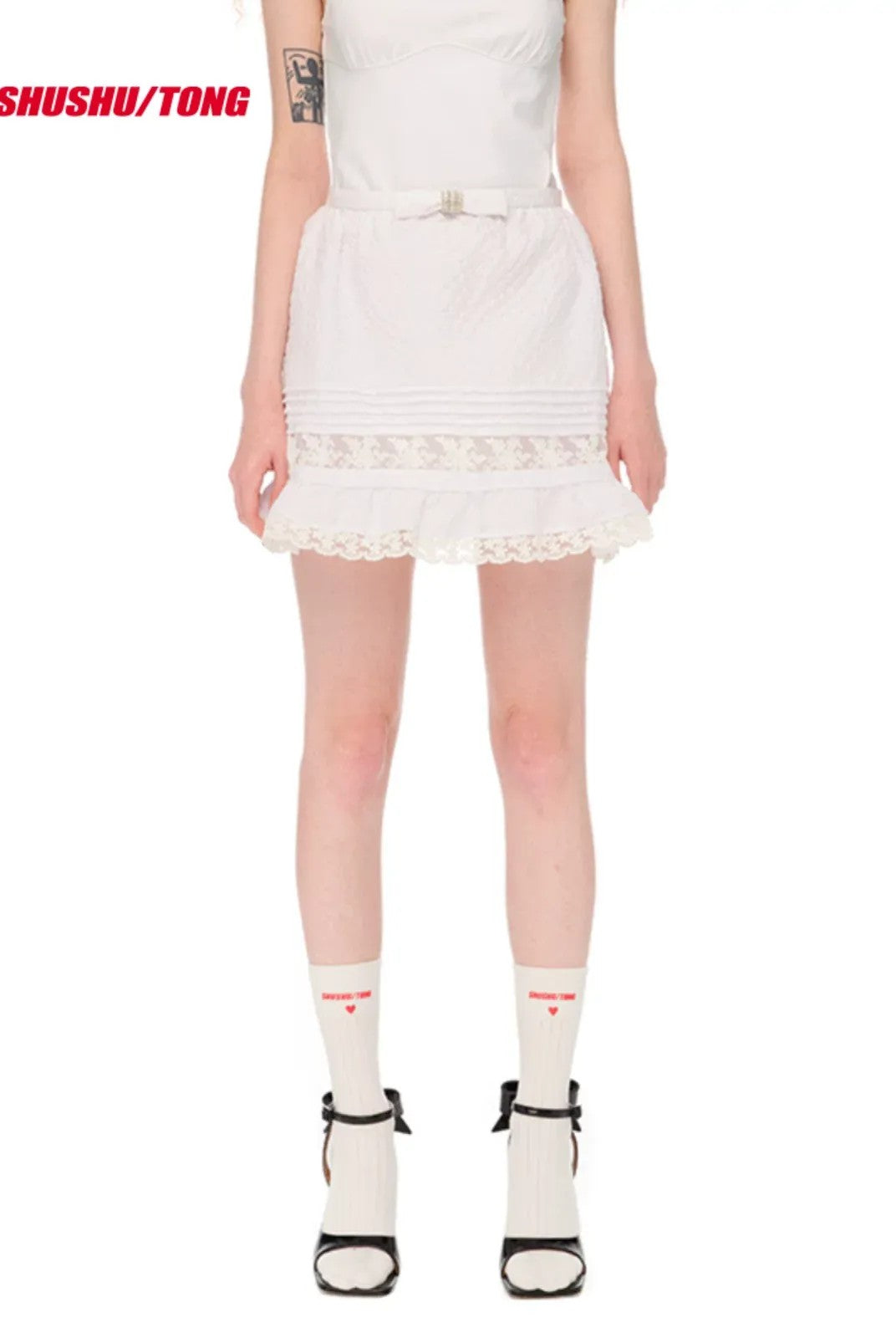 SHUSHUTONG Heart Logo Ribbed Knee High Socks in White - On Model