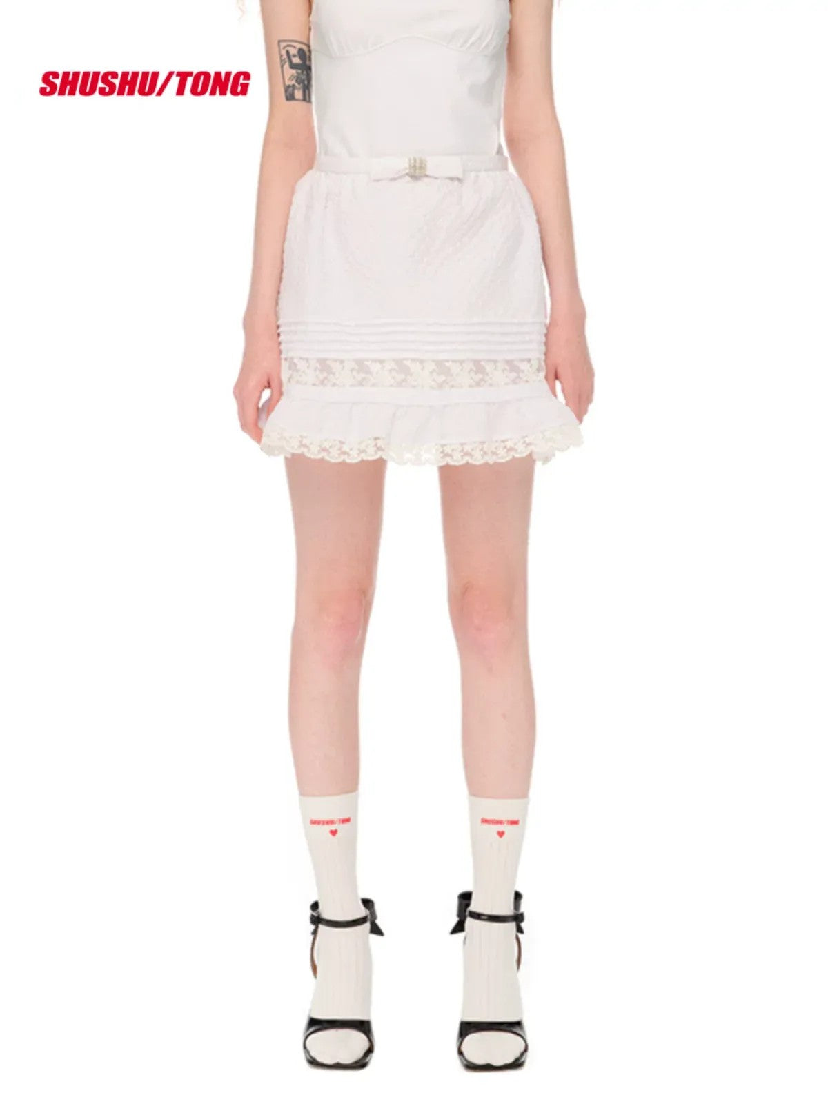 SHUSHUTONG Heart Logo Ribbed Knee High Socks in White - On Model
