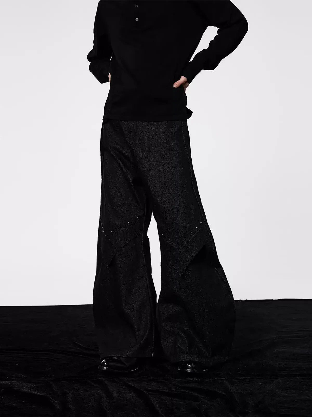 Y OFFICIAL Rivet Detail Scimitar Jeans in Gray - On Female Model