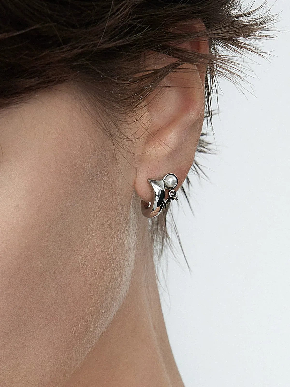 BLACKHEAD Pearl Chain C Shape Earrings in Silver