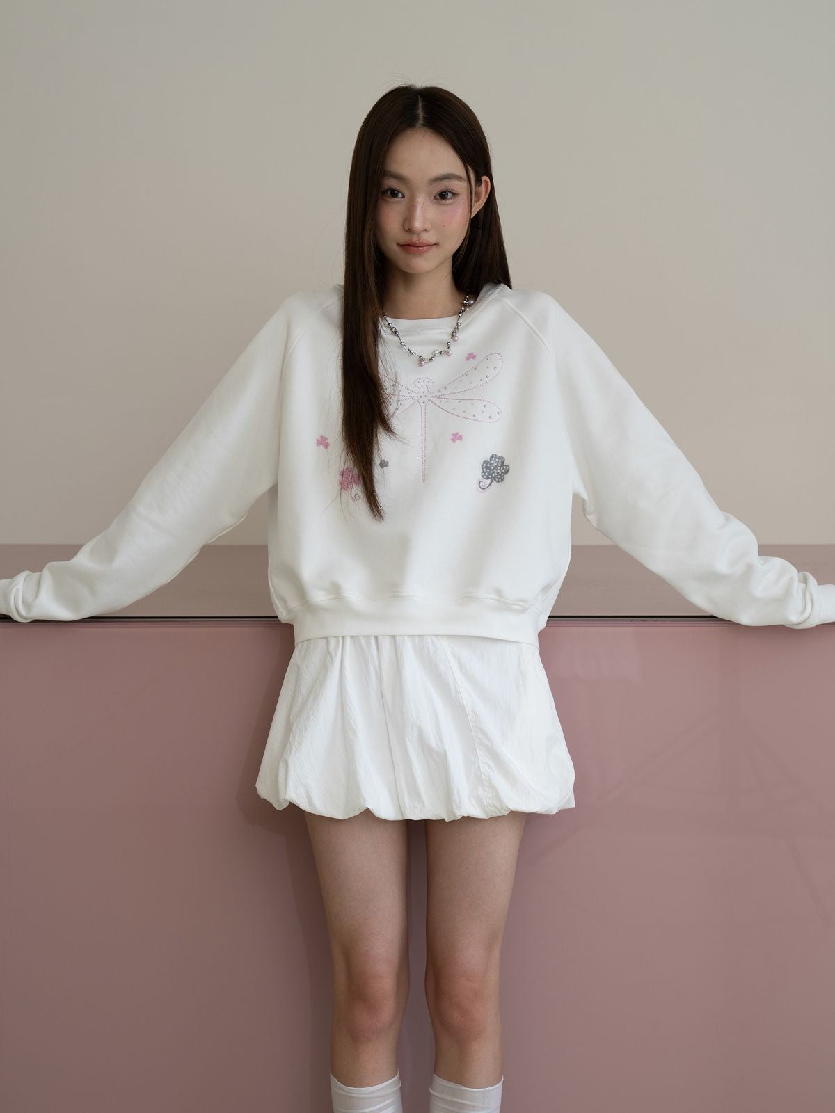 THELIGHT OFFICIAL Rhinestone Dragonfly Raglan Sweatshirt in White