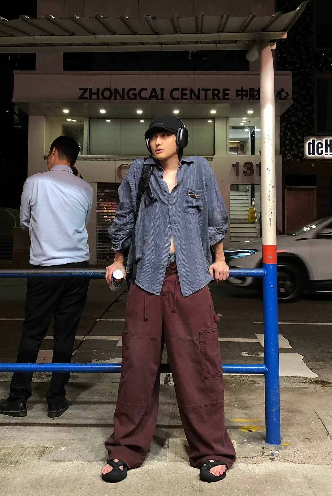 MASONPRINCE Distressed Wide Leg Cargo Pants in Burgundy - Lifestyle