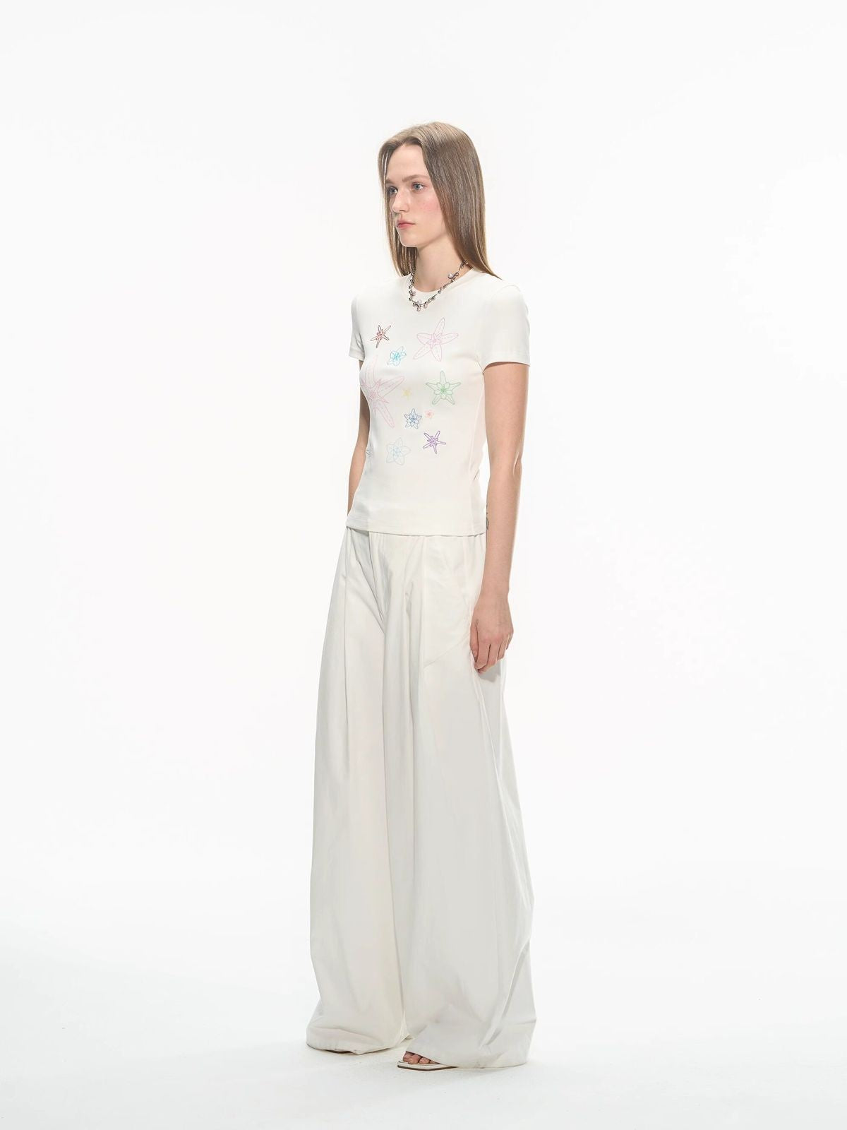 THELIGHT OFFICIAL Starfish Embroidered Slim T Shirt in White - On Model