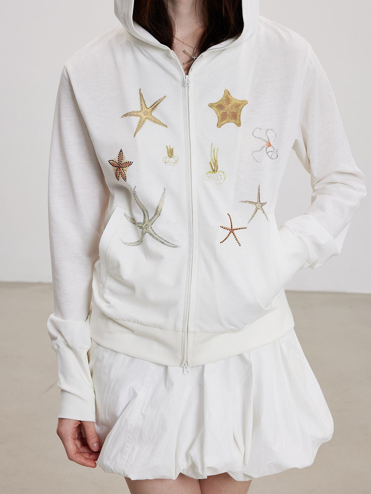 THELIGHT OFFICIAL Starfish Print Zip Up Hoodie in White - On Model