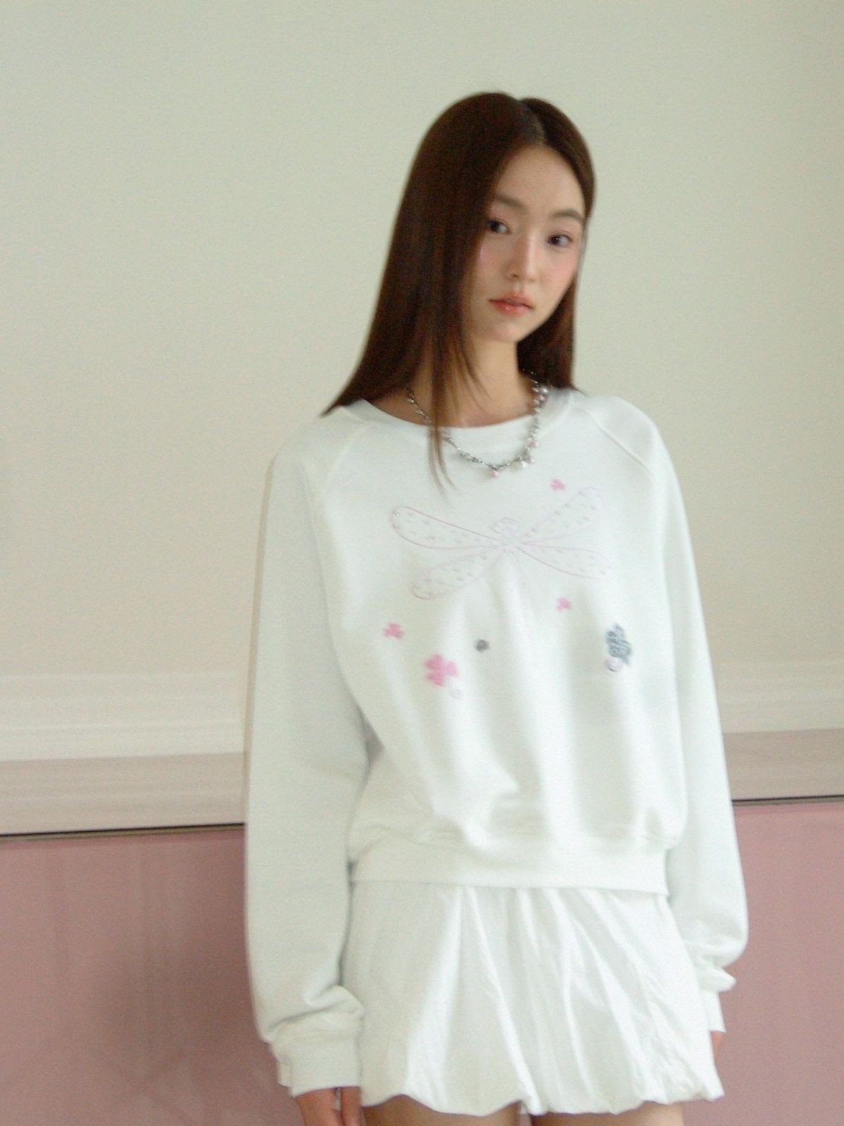 THELIGHT OFFICIAL Rhinestone Dragonfly Raglan Sweatshirt in White - On Model