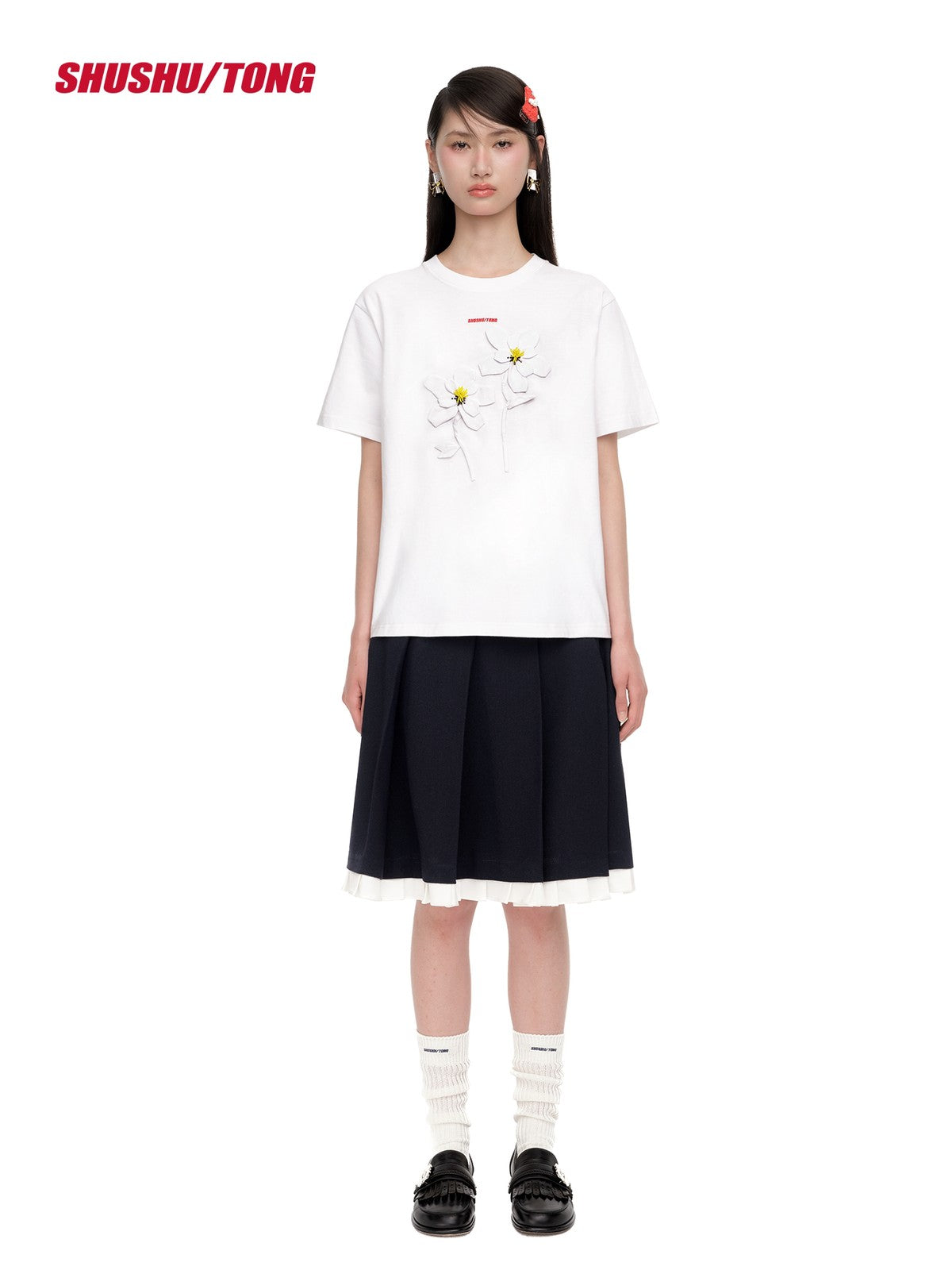 SHUSHUTONG Hand Sewn Flower Appliqu T Shirt in White - On Model
