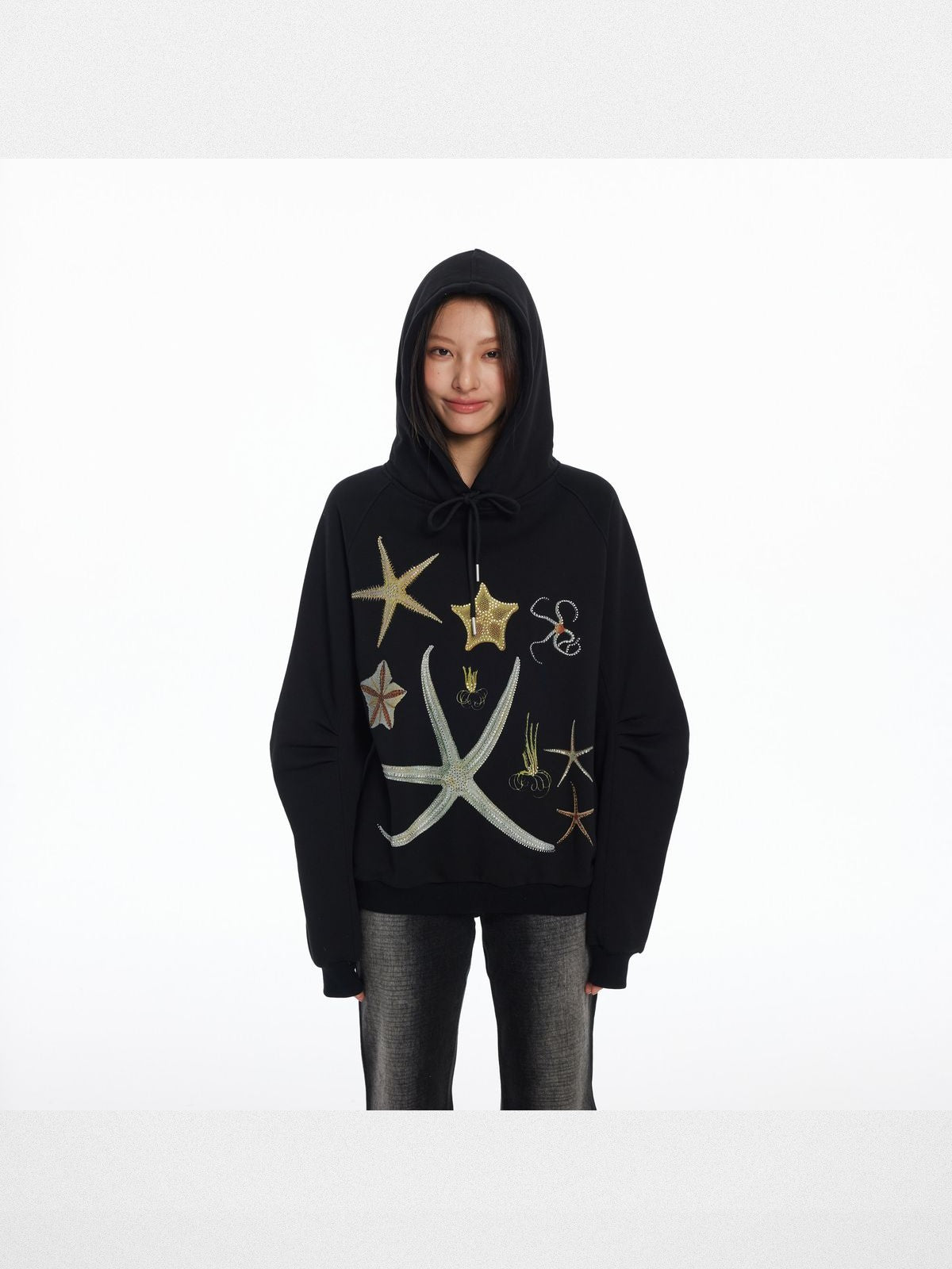THELIGHT OFFICIAL Starfish Embroidered Fleece Hoodie in Black - On Model