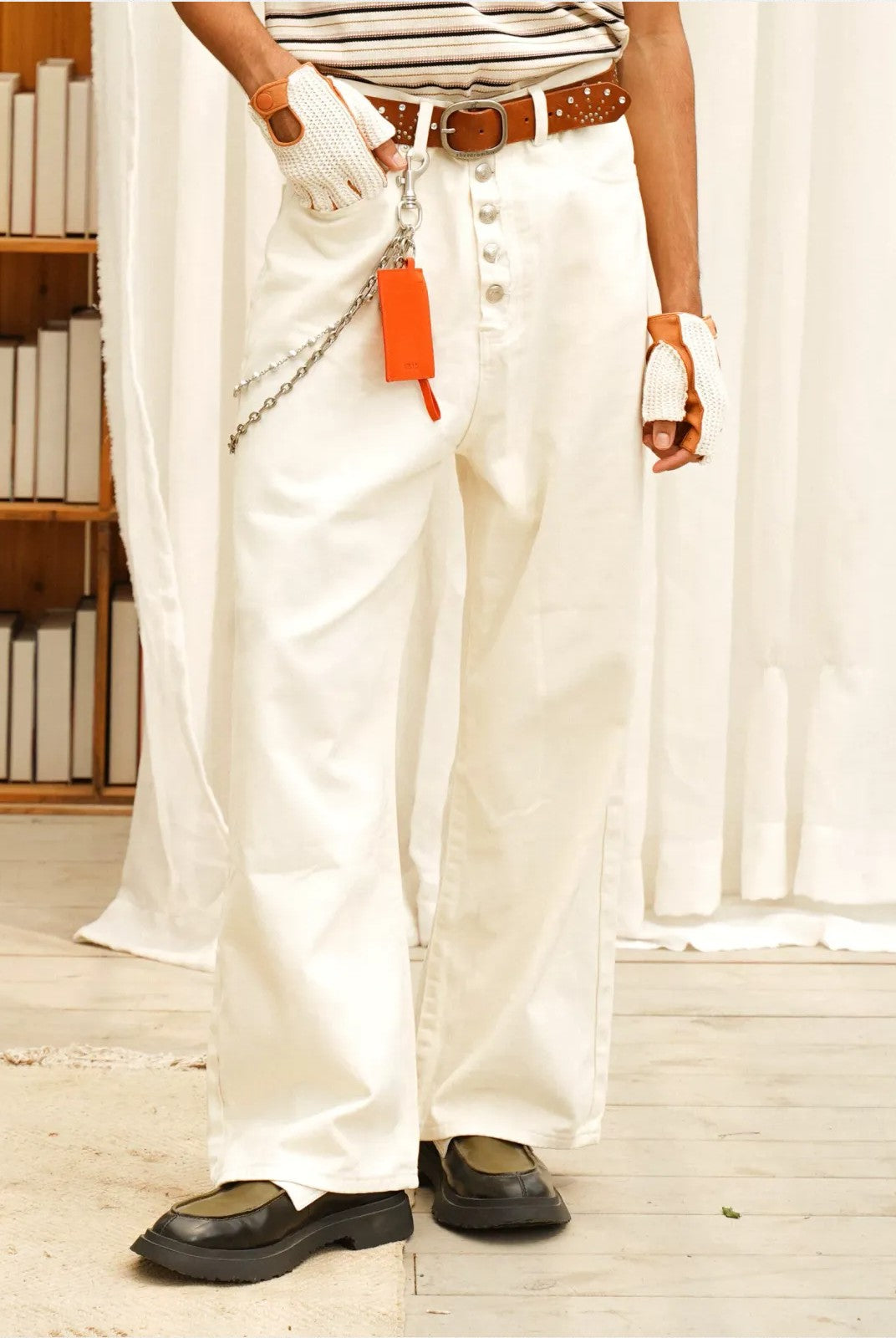 Retro 21 Distressed Wide Leg Jeans in White - On Model