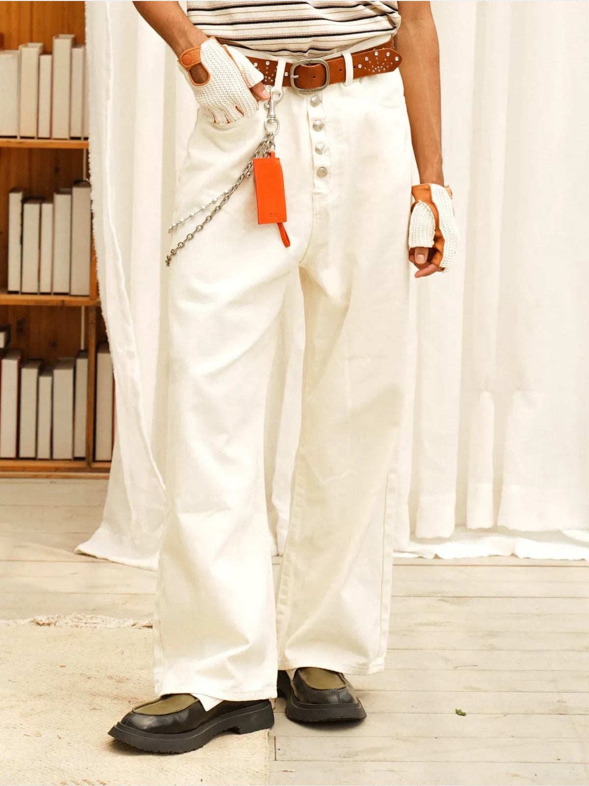 Retro 21 Distressed Wide Leg Jeans in White - On Model