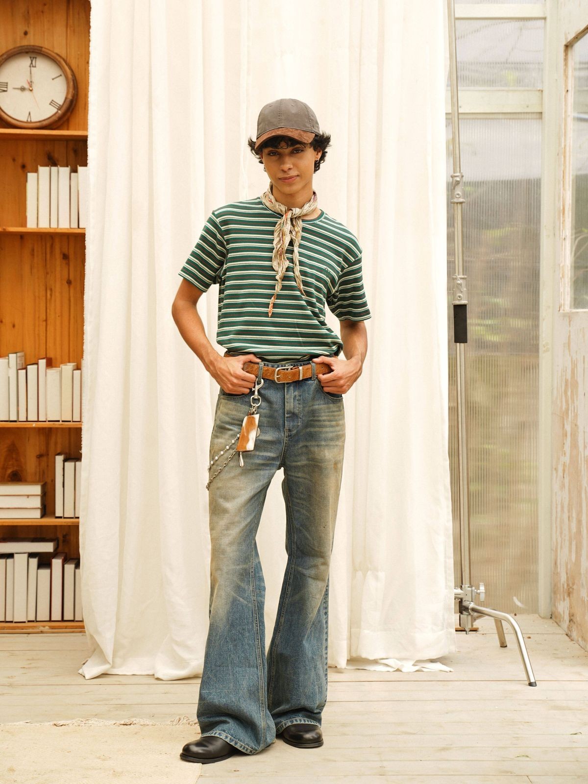 Retro 21 Vintage Wash 646 Style Flared Jeans in Blue - On Model