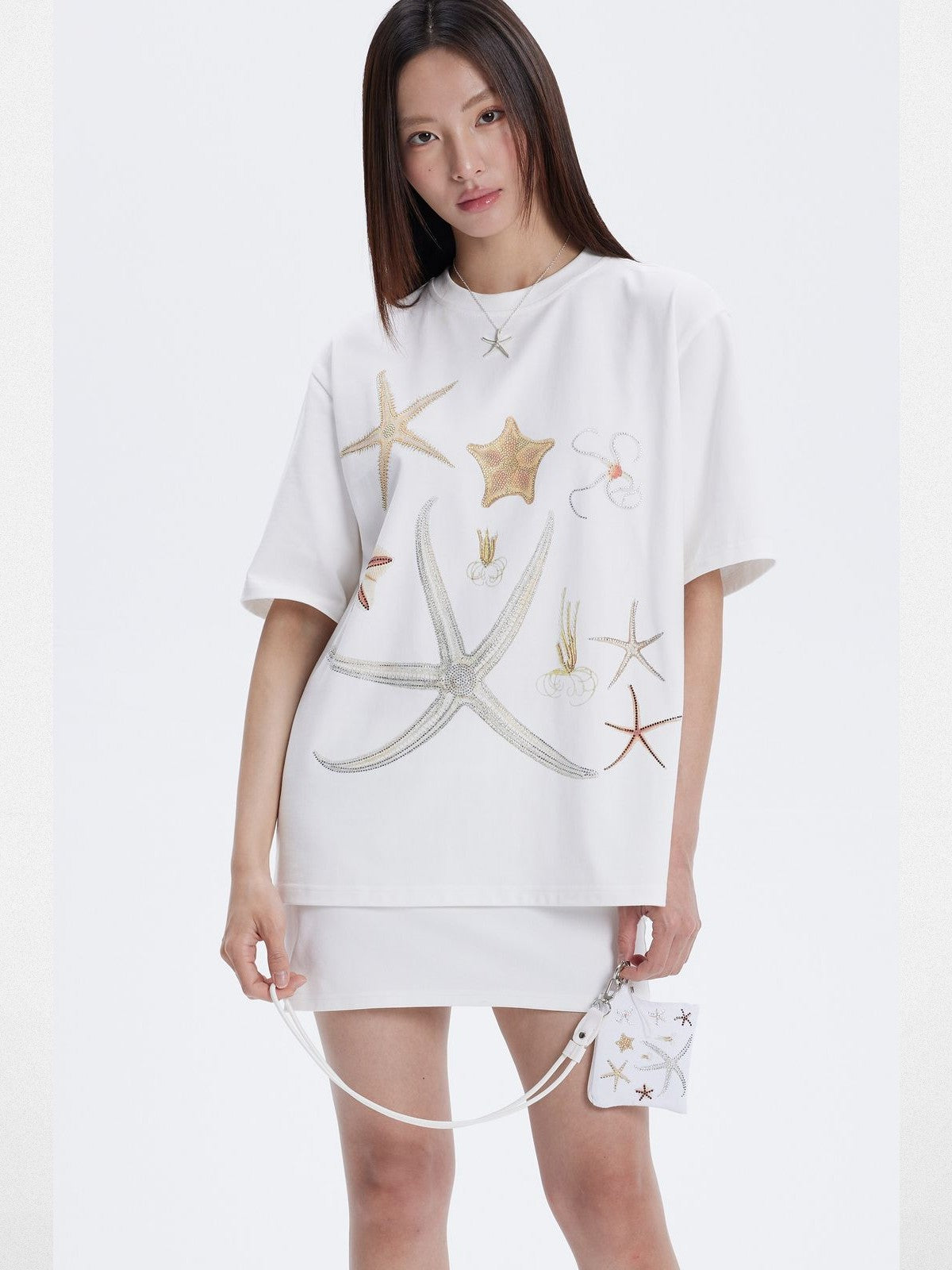 THELIGHT OFFICIAL Rhinestone Starfish Motif T Shirt in White - On Model