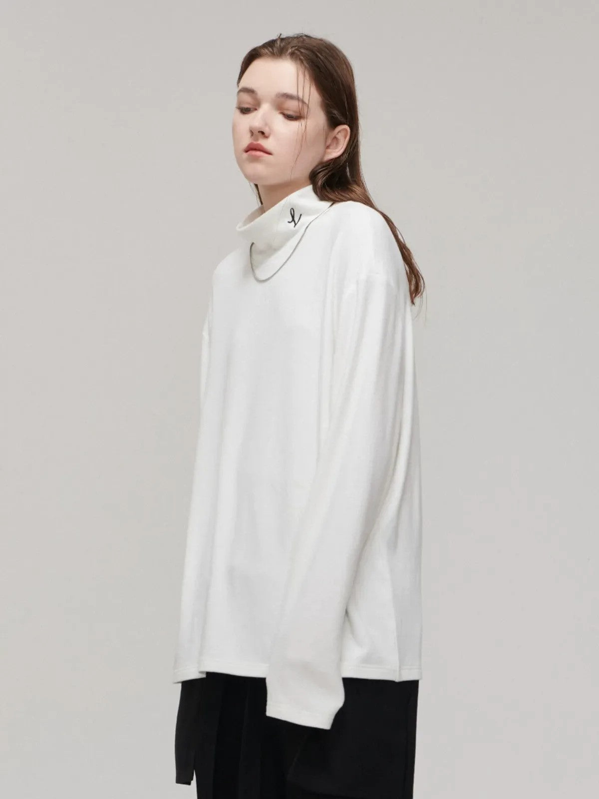 LOSTCTRL Embroidered Mock Neck Base Layer in White