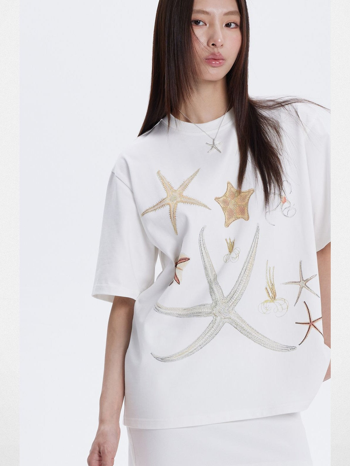 THELIGHT OFFICIAL Rhinestone Starfish Motif T Shirt in White - On Model