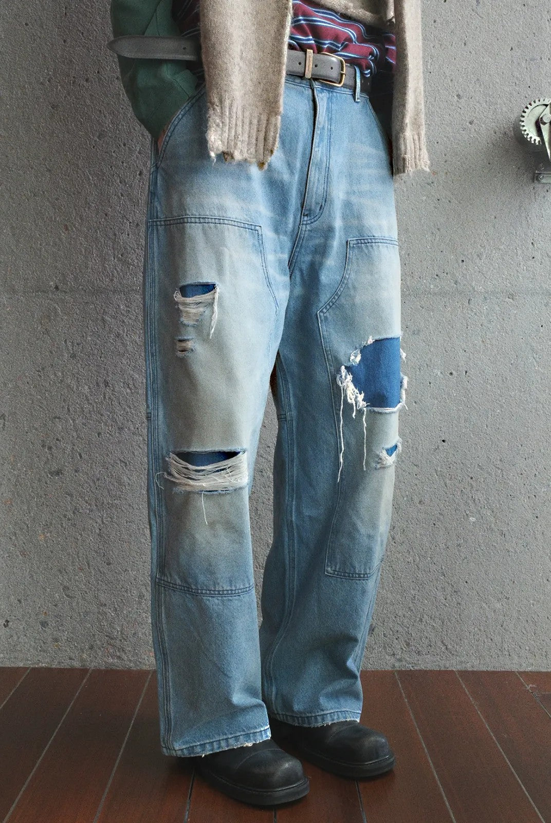 MASONPRINCE Distressed Coarse Weave Jeans in Denim - On Model