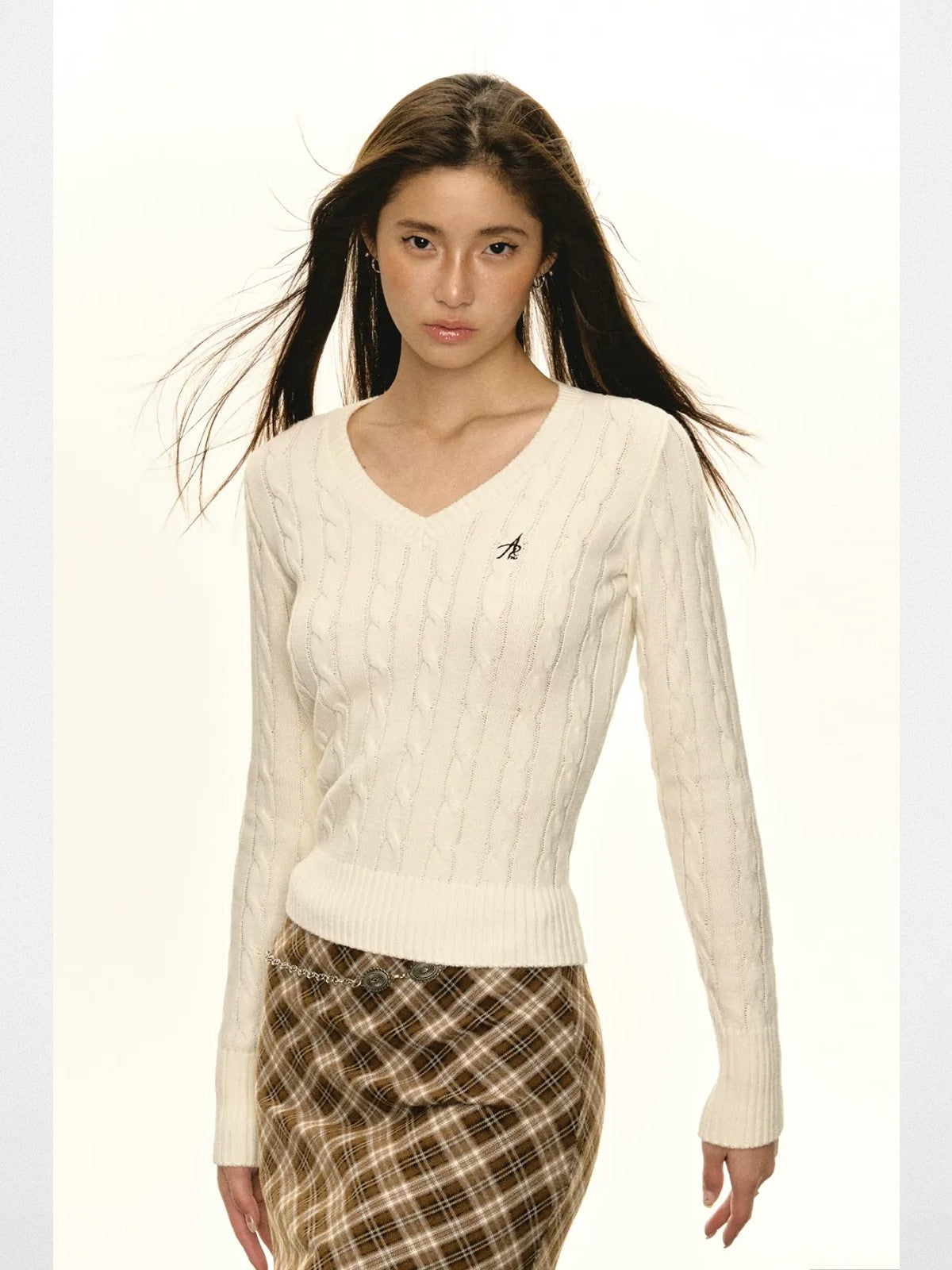 Ariseism Slim V Neck Cable Knit Sweater in White - On Model
