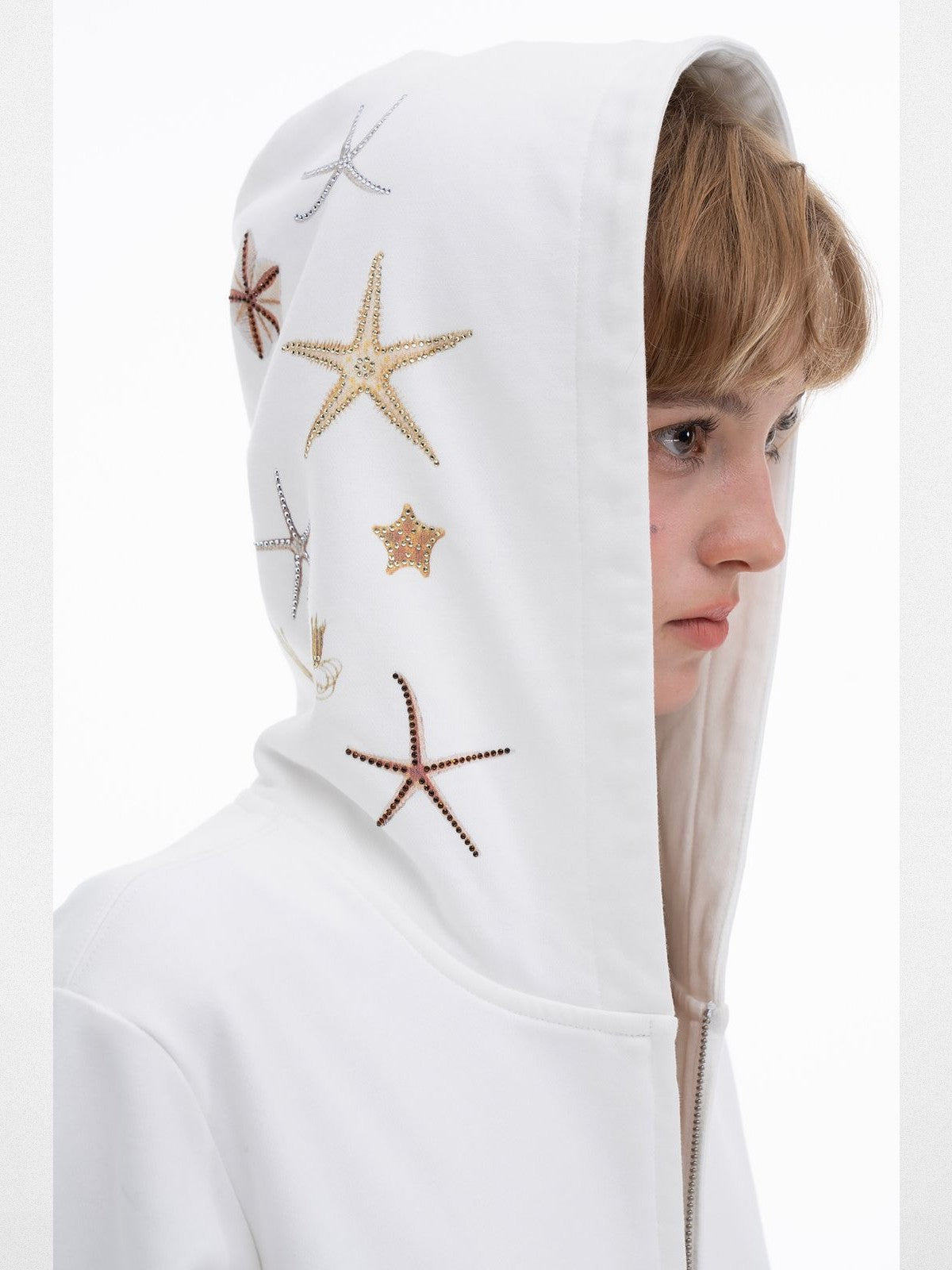 THELIGHT OFFICIAL Starfish Rhinestone Zip Up Hoodie in White - On Model