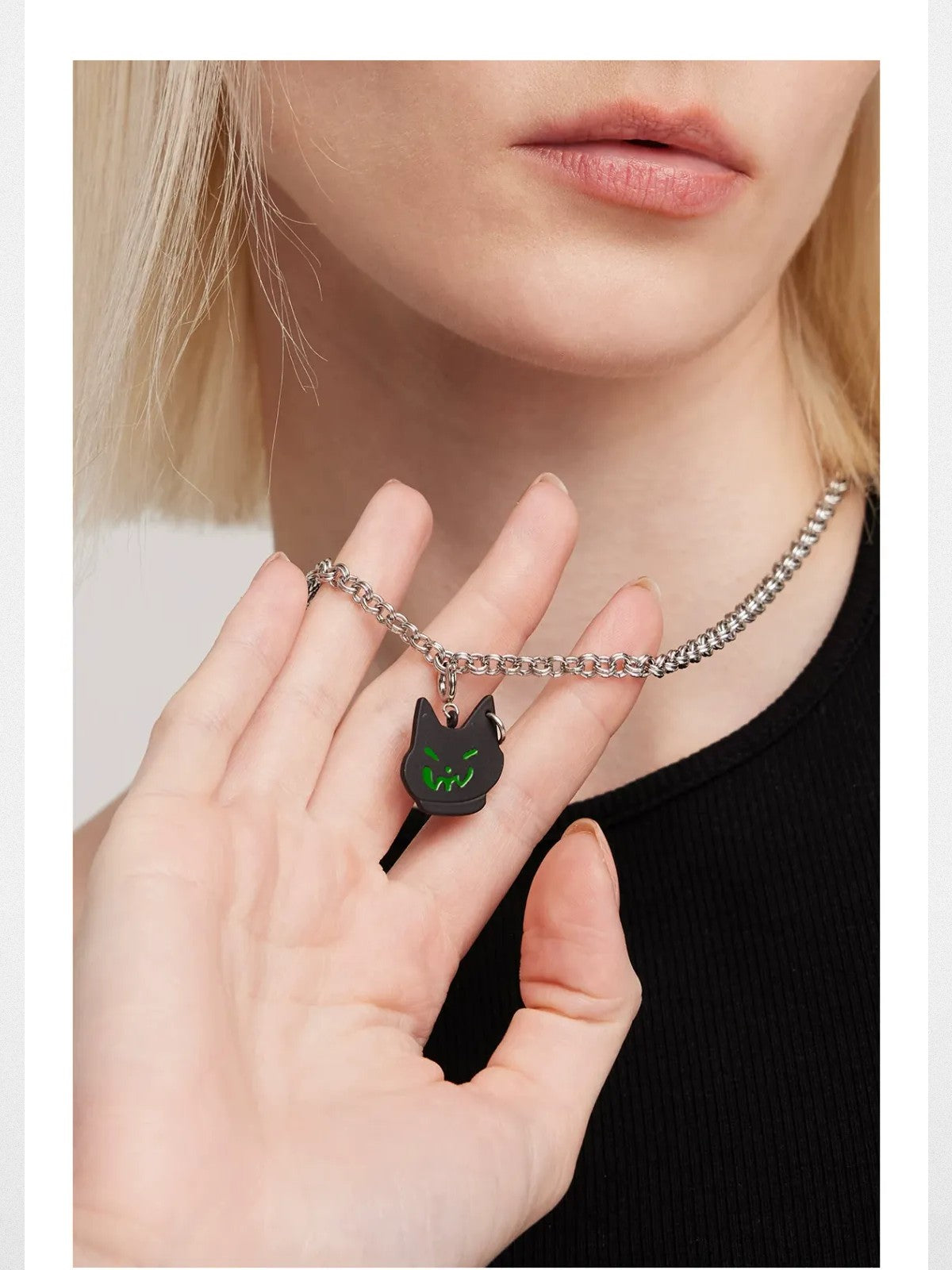 BLACKHEAD Green Eyed Cat Pendant Necklace in Black