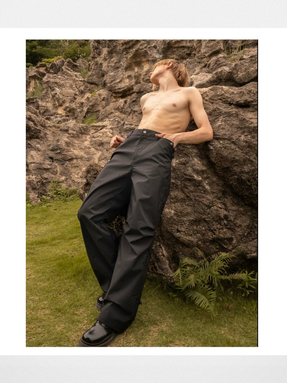 ROOLRREN Homme Waterproof Tech Parachute Pants in Black - Lifestyle