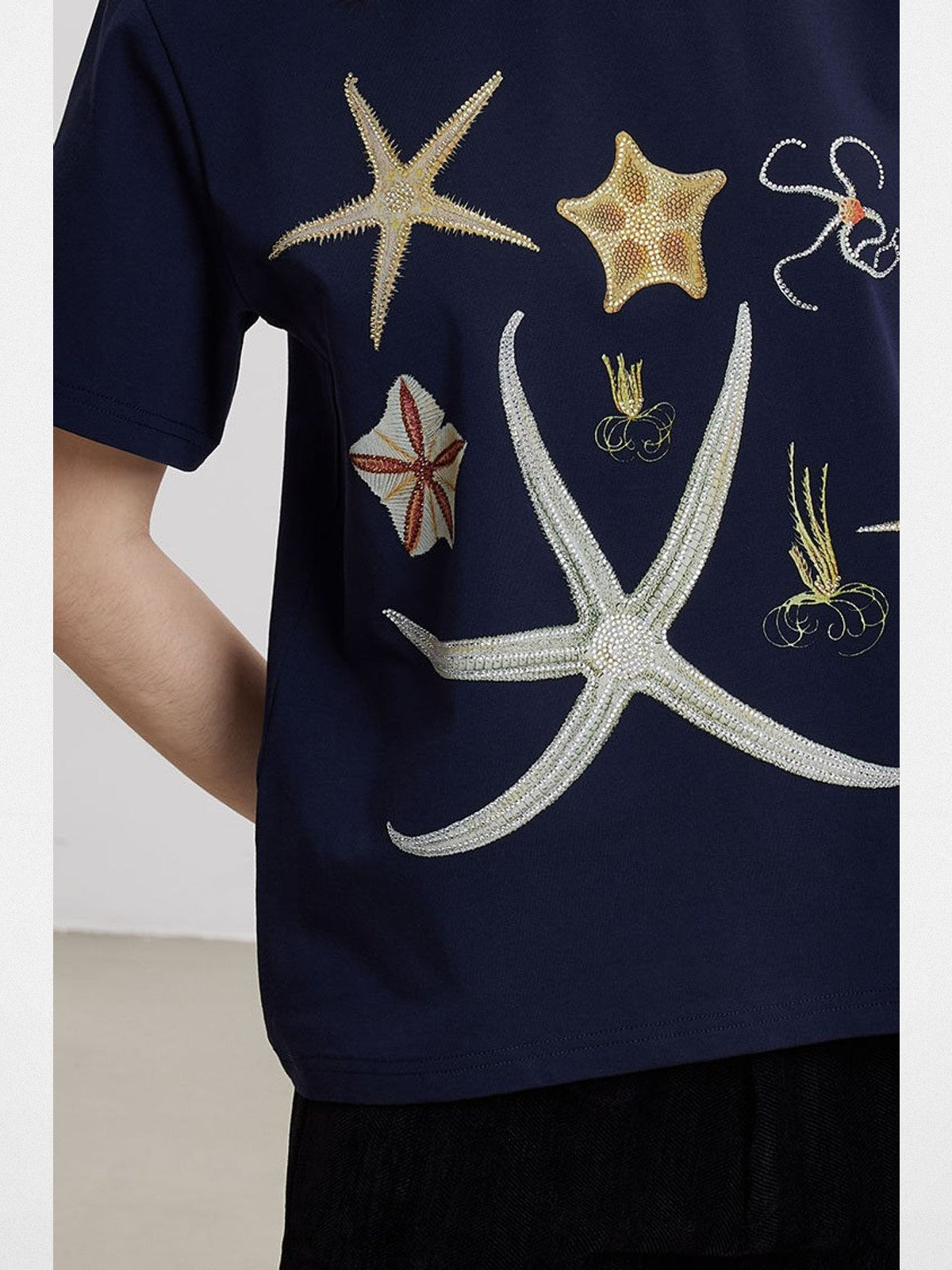 THELIGHT OFFICIAL Starfish Rhinestone T Shirt in Navy Blue - Detail