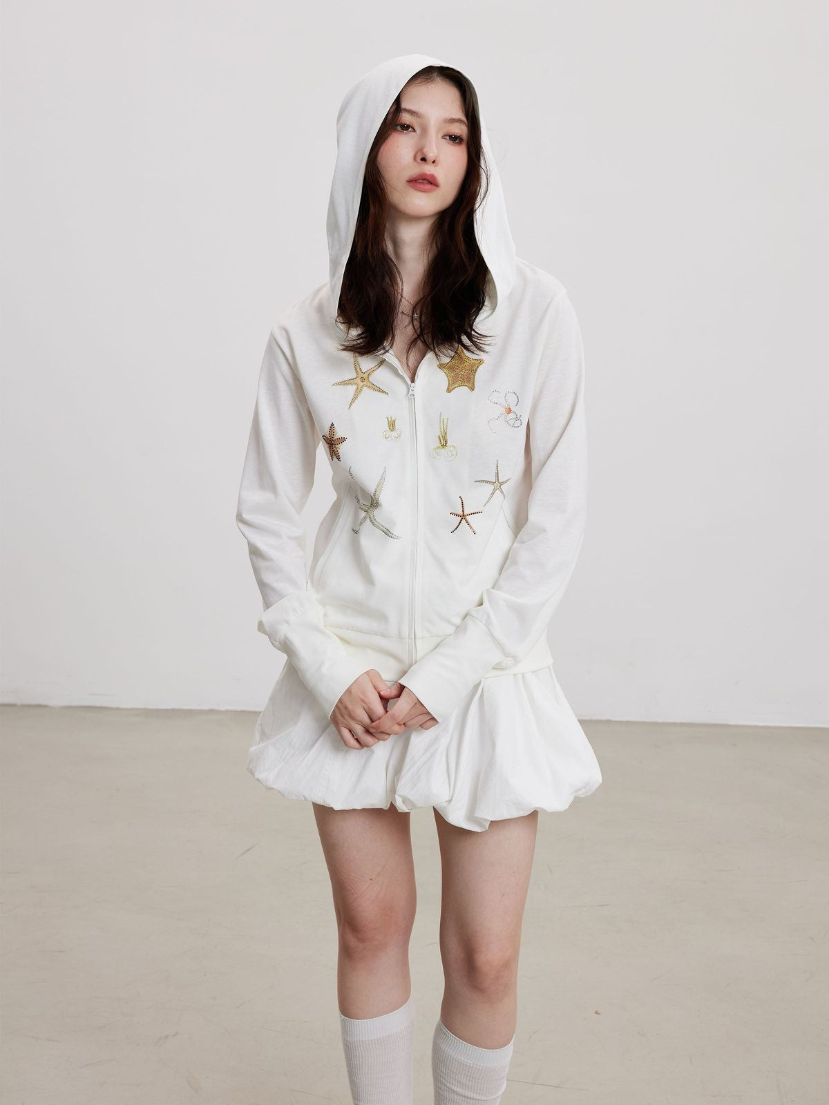 THELIGHT OFFICIAL Starfish Print Zip Up Hoodie in White - On Model