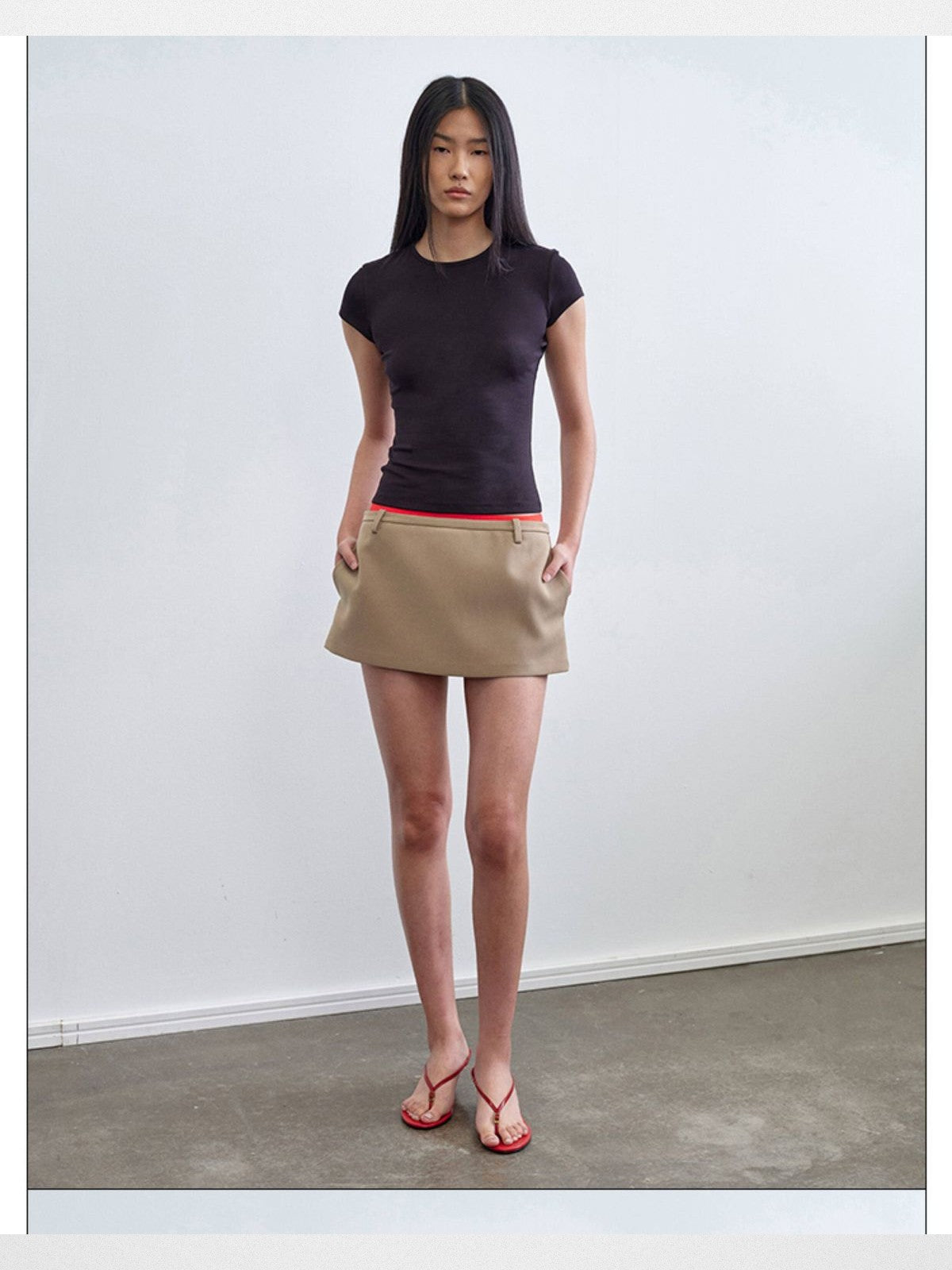 RARELY ALIKE Hourglass Cotton Crew Neck Tee in Black - On Model