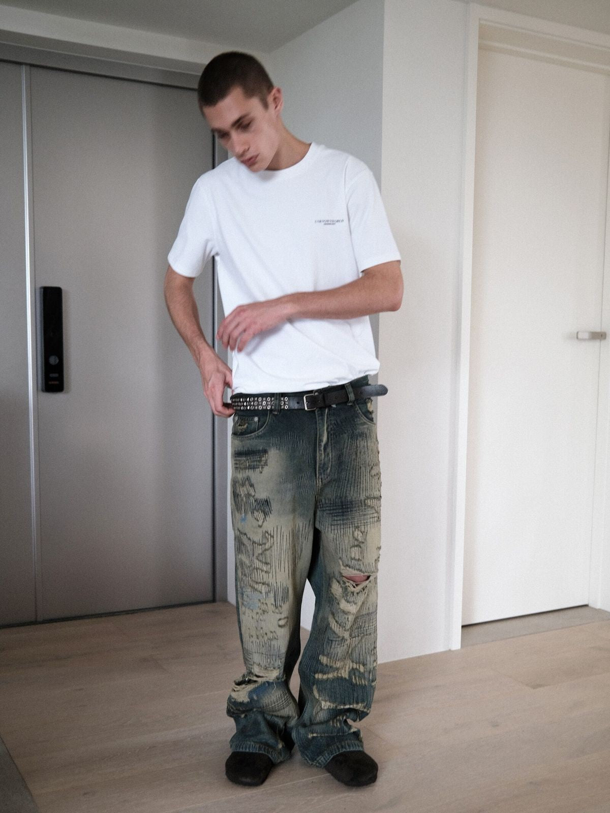 UNKNOWNWORLD Small Logo Cotton T Shirt in White - On Model