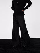 Y OFFICIAL Rivet Detail Scimitar Jeans in Gray - On Female Model