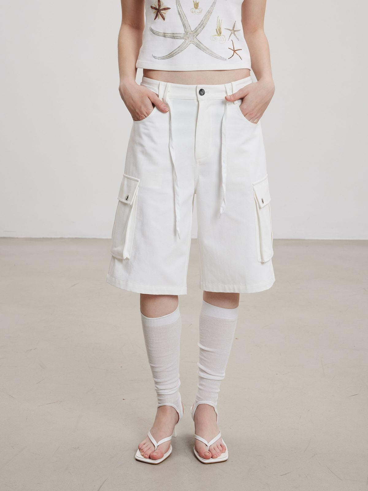 THELIGHT OFFICIAL White Wide Leg Cargo Shorts in White - On Model