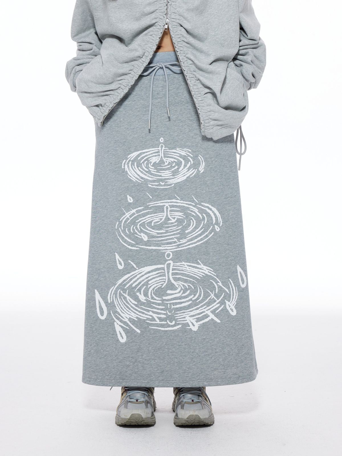 THELIGHT OFFICIAL Raindrop Vortex Print Maxi Skirt in Gray - On Model