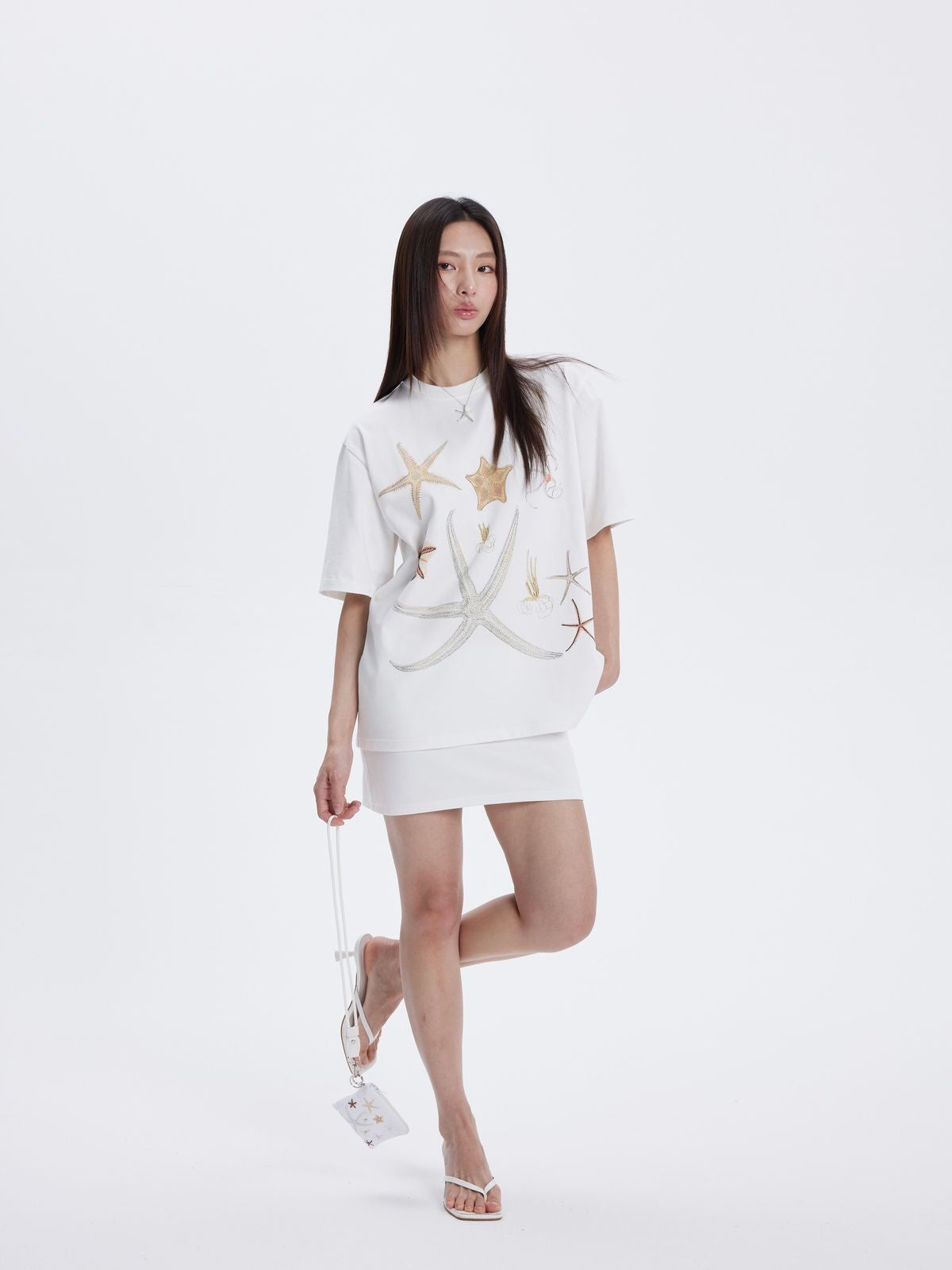 THELIGHT OFFICIAL Rhinestone Starfish Motif T Shirt in White - On Model