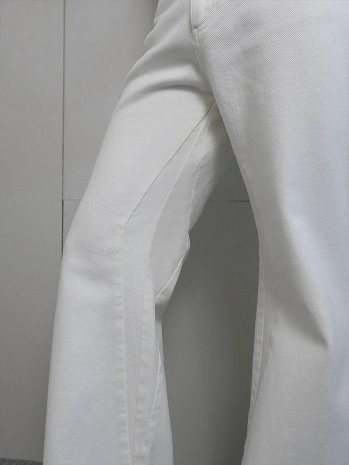 RARELY ALIKE Flared Cotton Denim Jeans in White - Detail