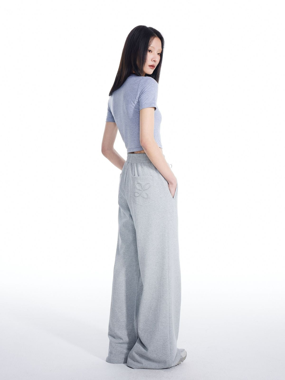 THELIGHT OFFICIAL Wide Leg Floor Length Sweatpants in Gray - On Model