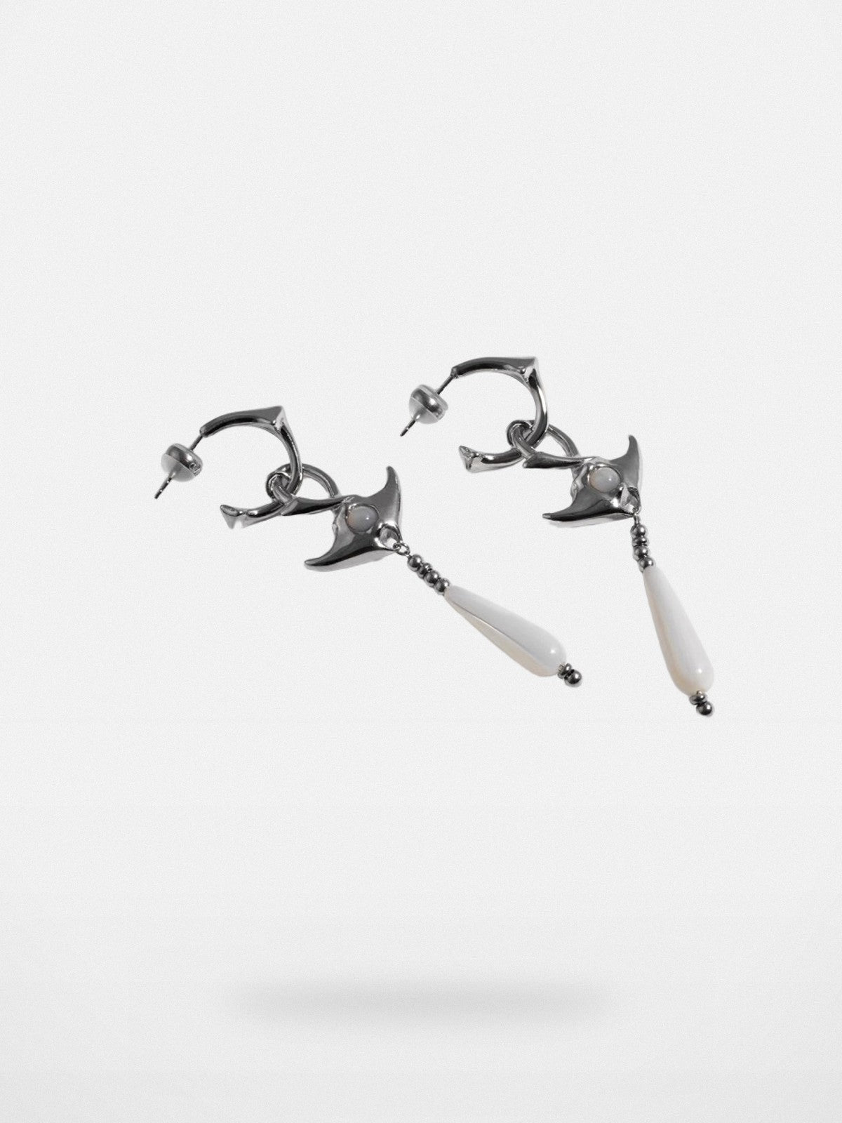 BLACKHEAD Manta Ray Mother of Pearl Drop Earrings in Silver