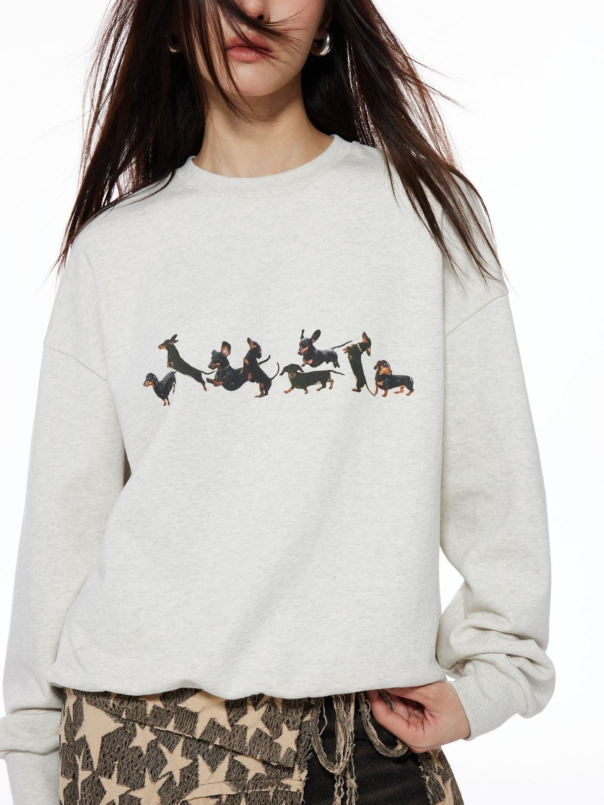 THELIGHT OFFICIAL Dachshund Print Fleece Sweatshirt in Gray - On Model