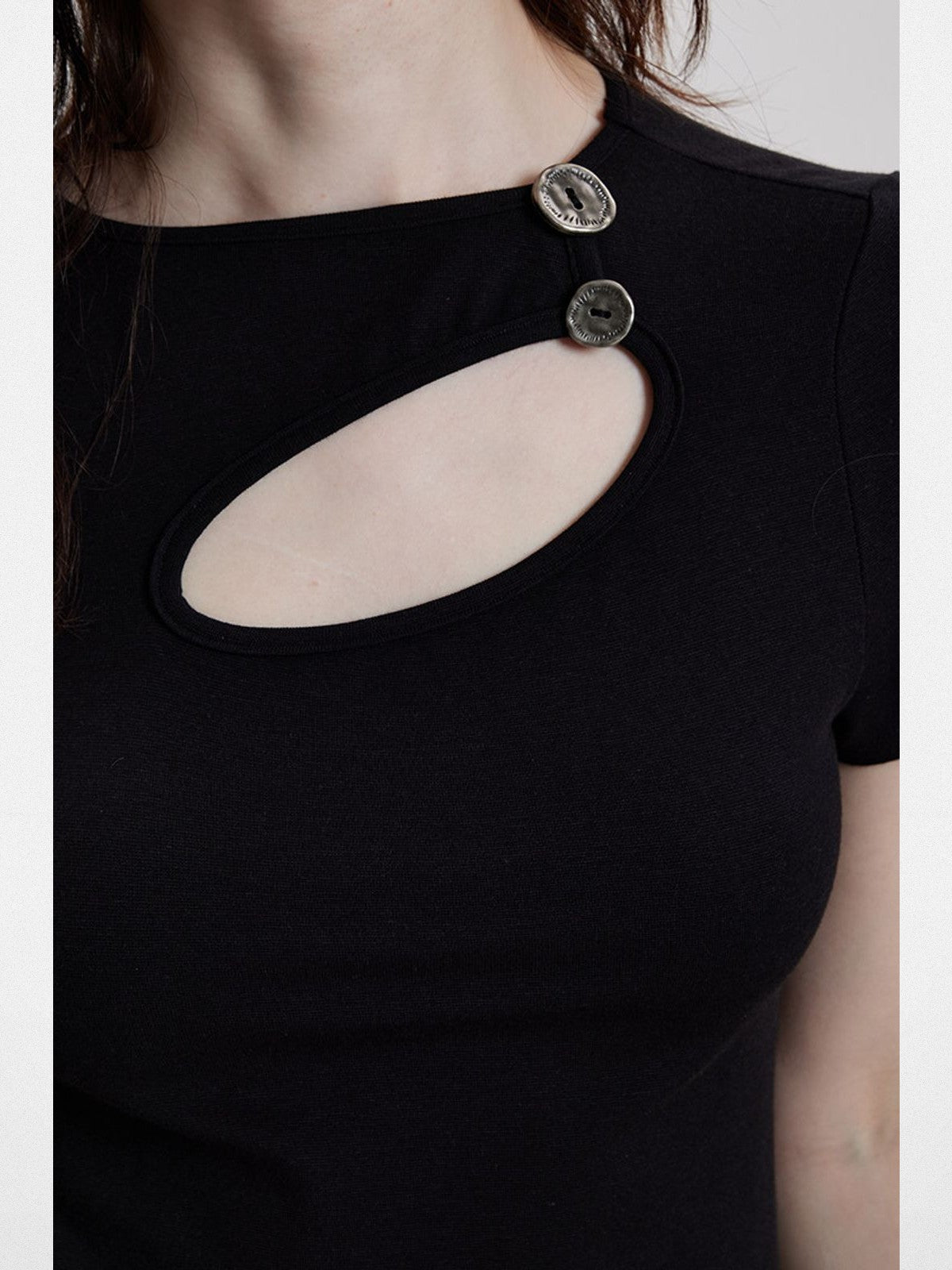 THELIGHT OFFICIAL Oval Cutout Silver Button Tee in Black - On Model