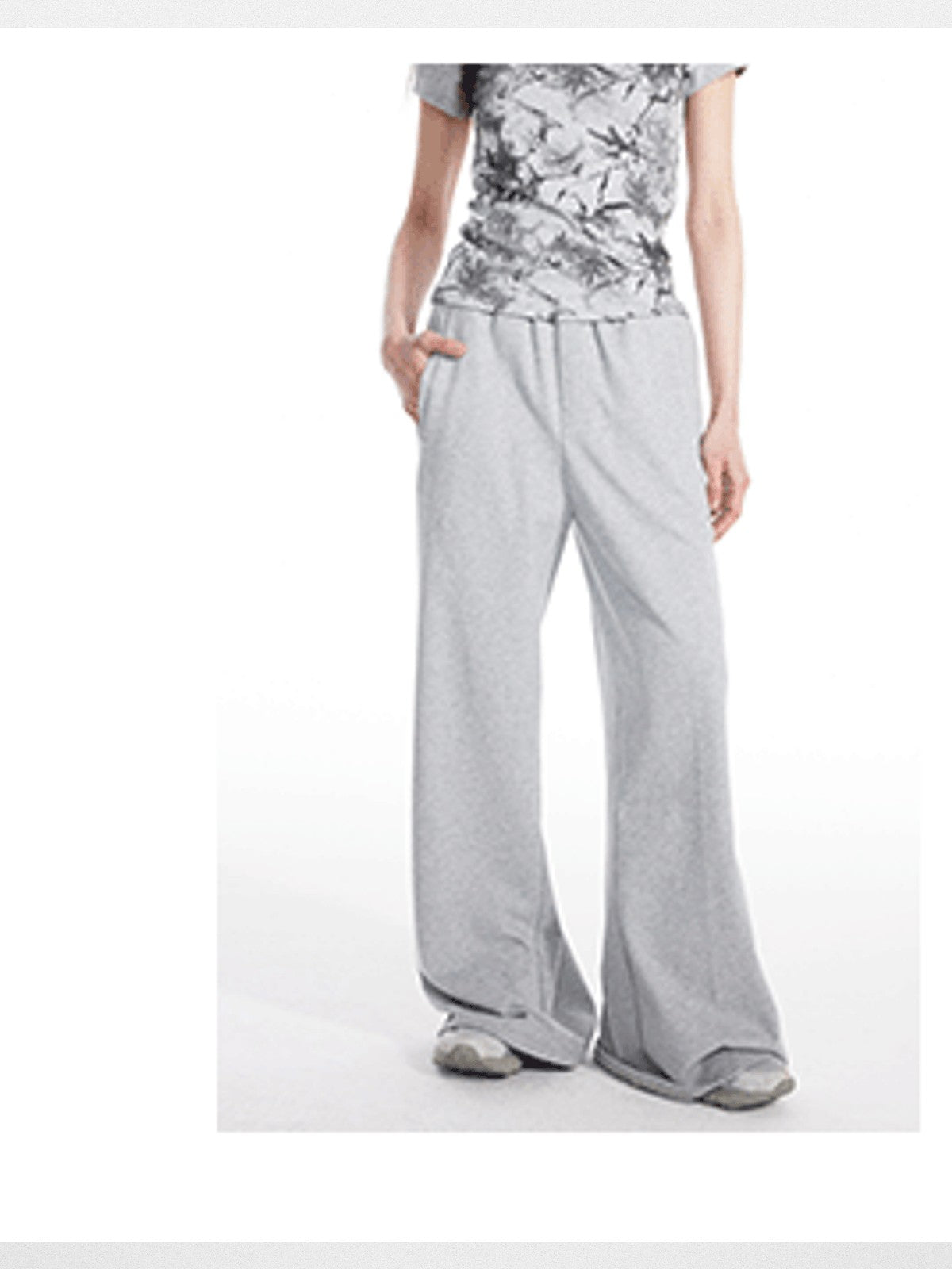 THELIGHT OFFICIAL Wide Leg Floor Length Sweatpants in Gray - On Model