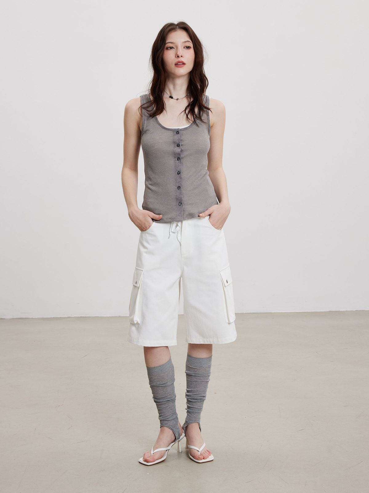 THELIGHT OFFICIAL White Wide Leg Cargo Shorts in White - On Model