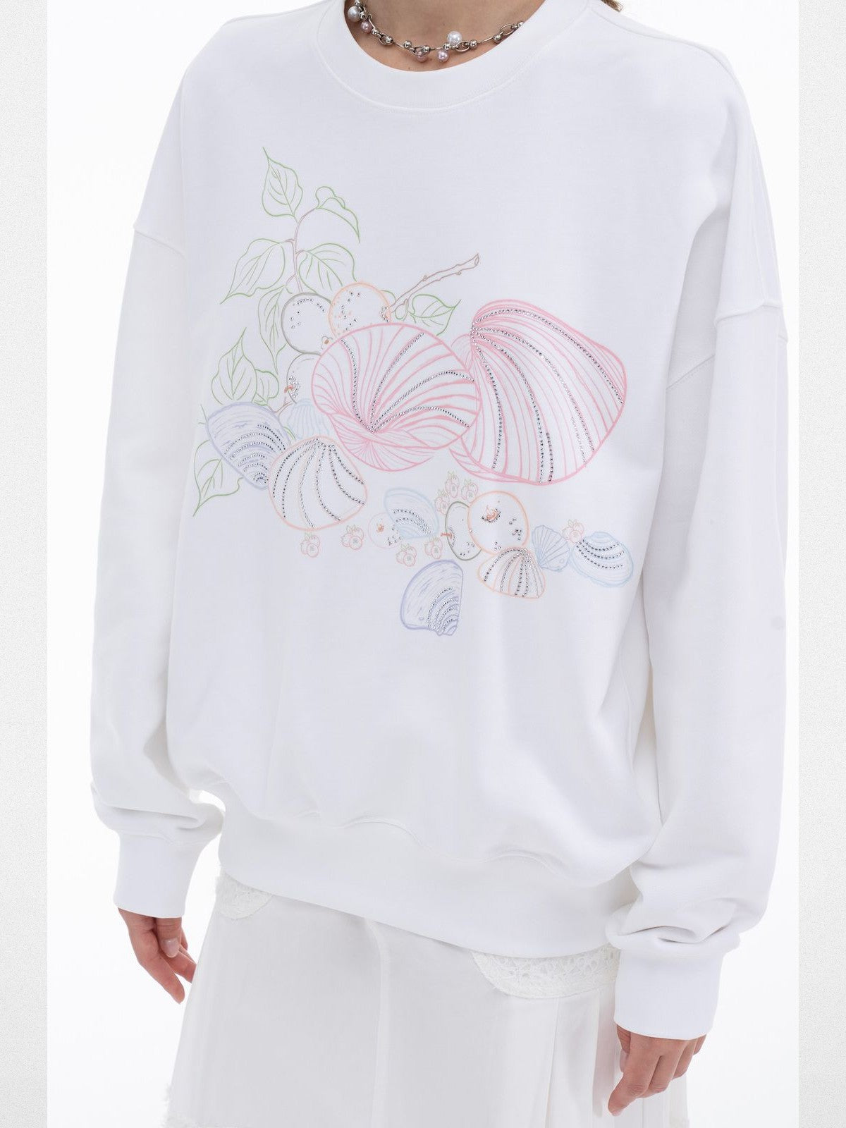 THELIGHT OFFICIAL Shell Print Rhinestone Sweatshirt in White - On Model