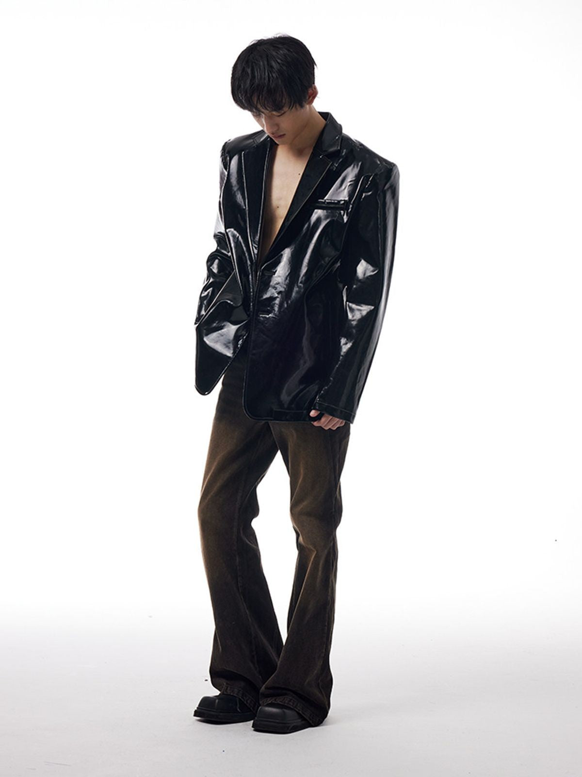 THELIGHT OFFICIAL Glossy Patent Leather Blazer in Black - On Model
