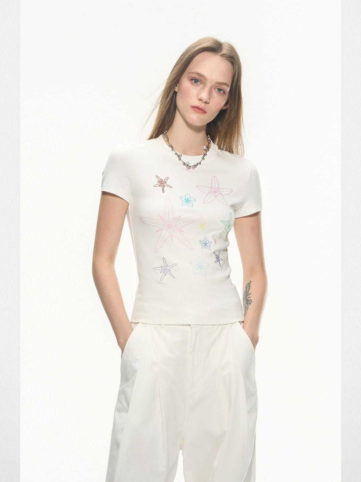 THELIGHT OFFICIAL Starfish Embroidered Slim T Shirt in White - On Model