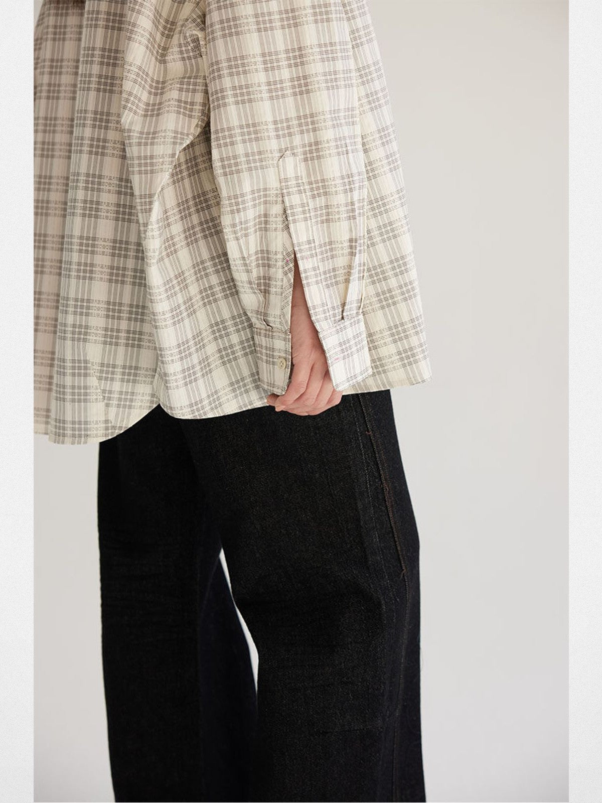 THELIGHT OFFICIAL Oversized Plaid Graphic Shirt in Off-White - On Model