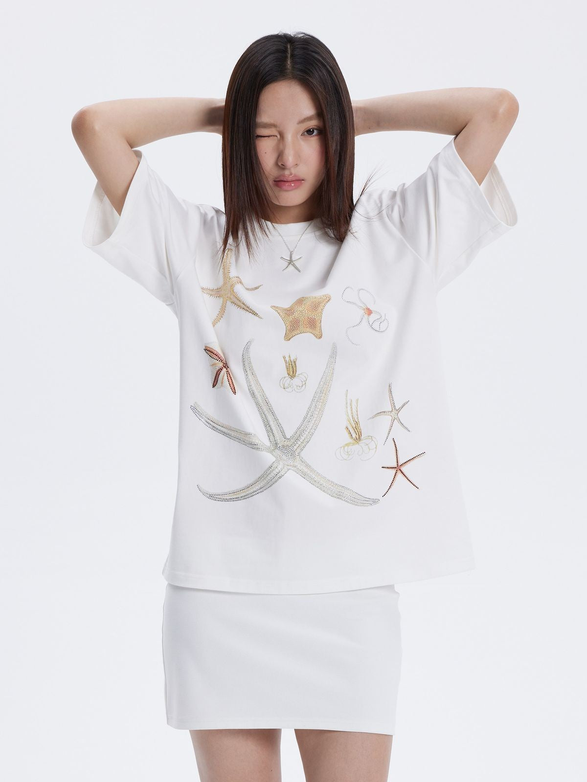 THELIGHT OFFICIAL Rhinestone Starfish Motif T Shirt in White - On Model