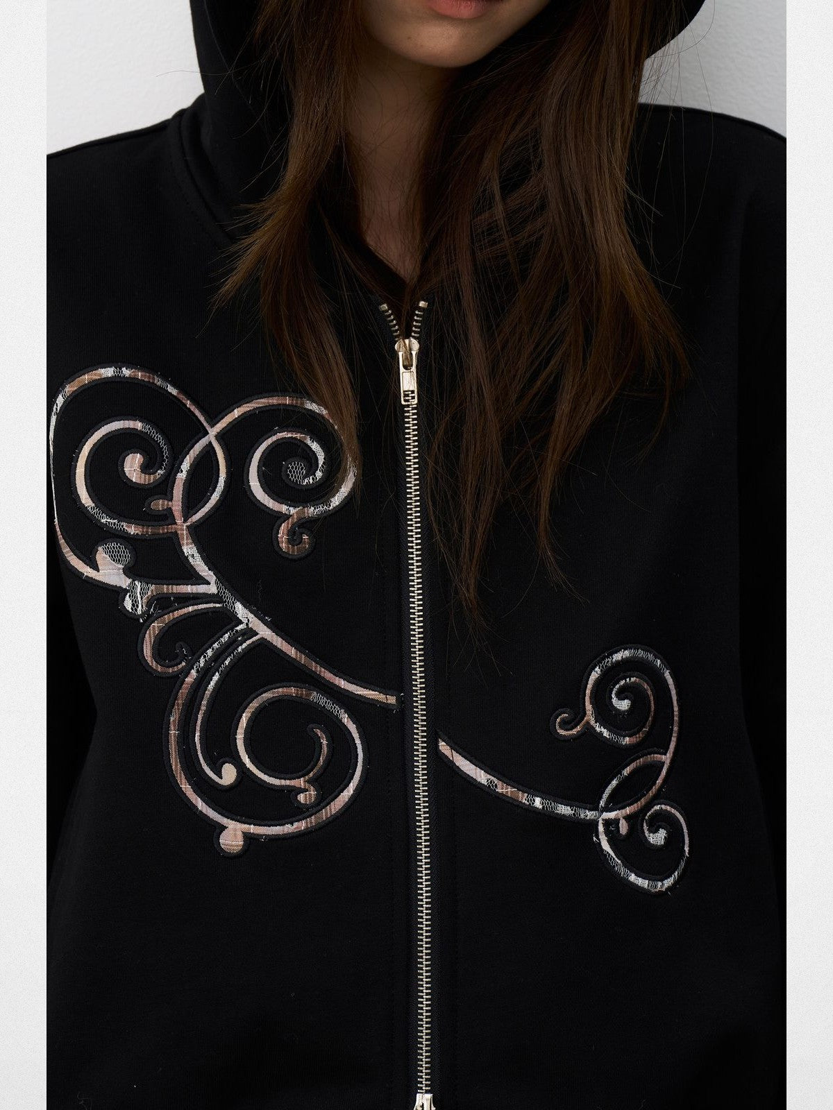 THELIGHT OFFICIAL Totem Appliqu Zip Up Hoodie in Black - On Model