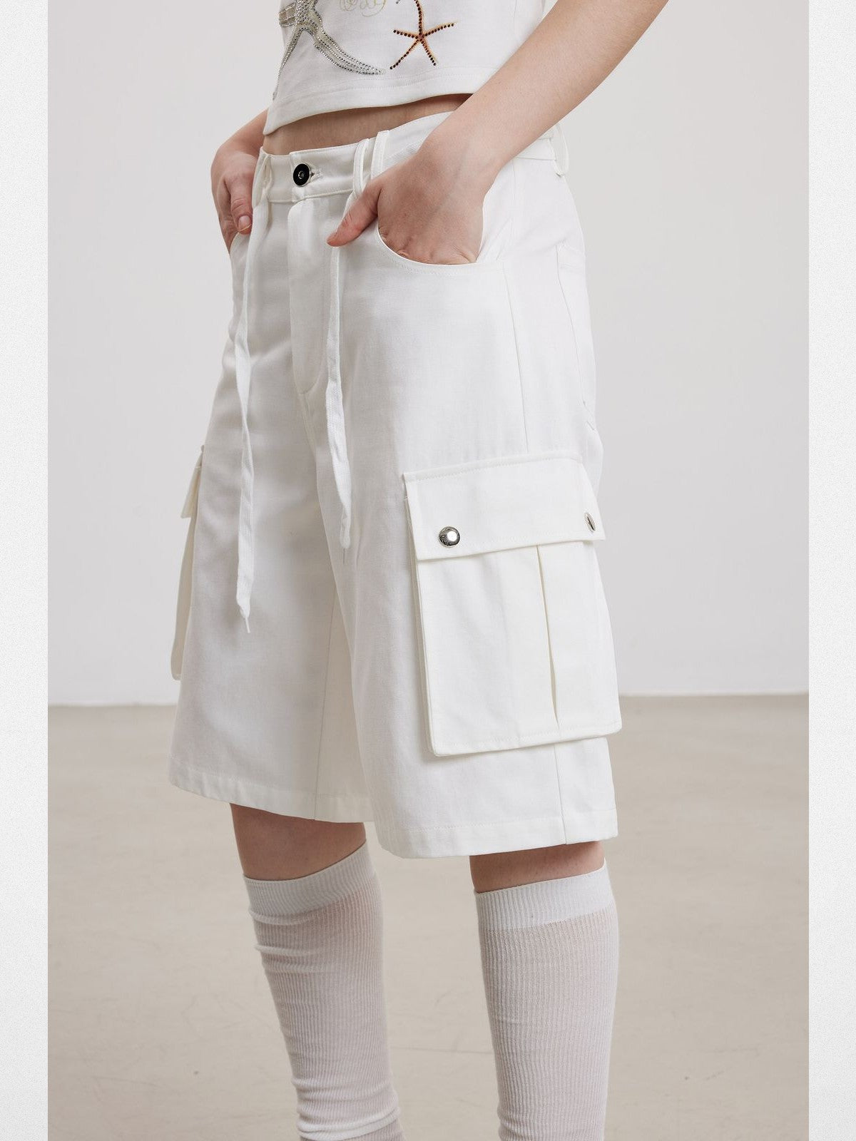 THELIGHT OFFICIAL White Wide Leg Cargo Shorts in White - On Model