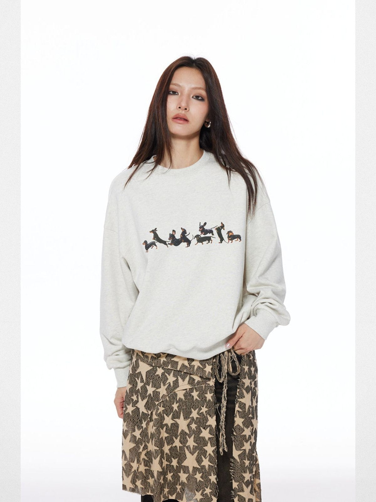 THELIGHT OFFICIAL Dachshund Print Fleece Sweatshirt in Gray - On Model