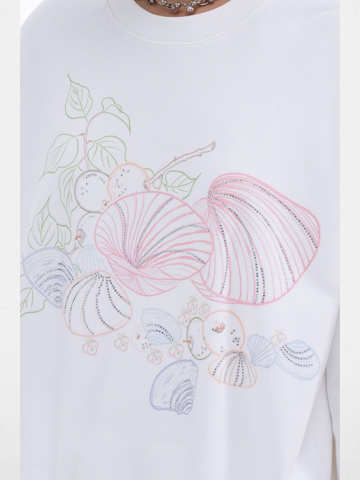 THELIGHT OFFICIAL Shell Print Rhinestone Sweatshirt in White - On Model